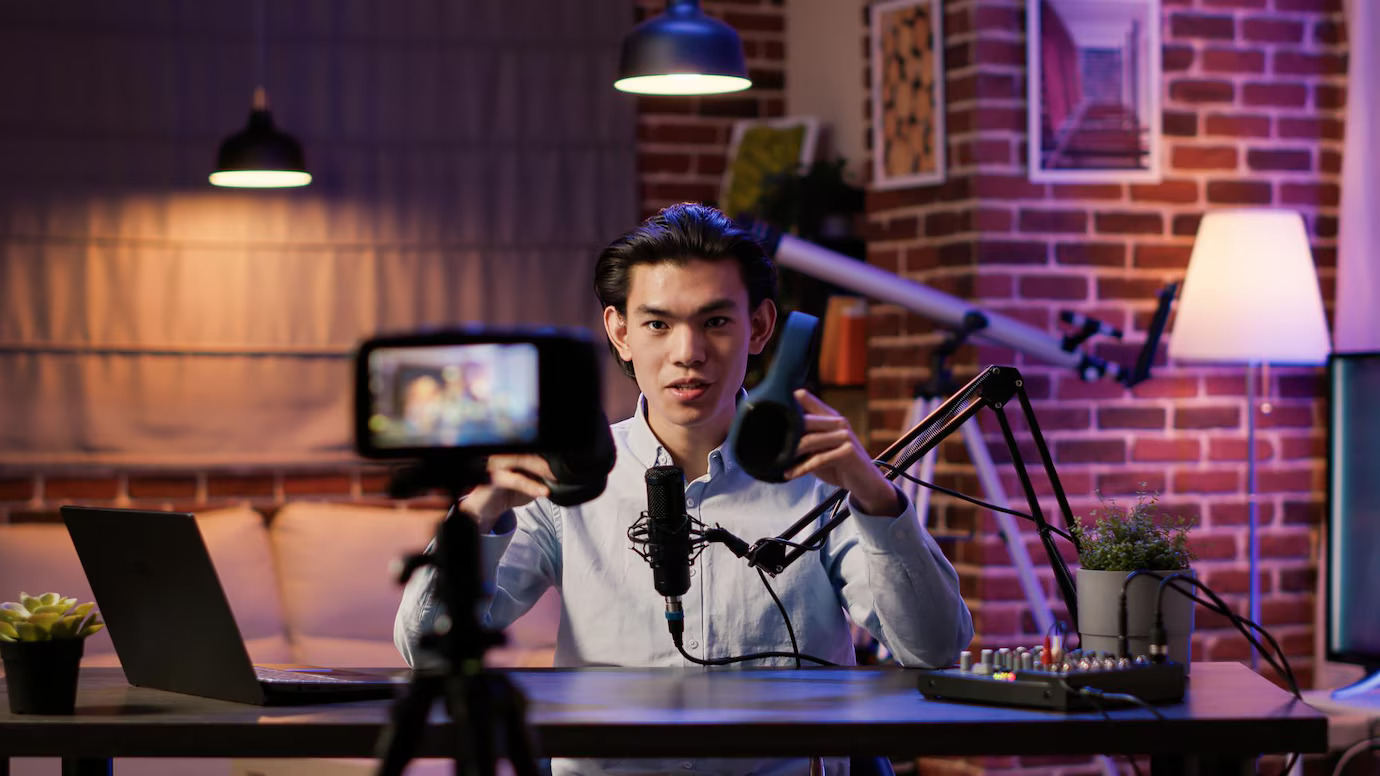 Gimmick di Social Media: Senjata Ampuh untuk Viral atau Bumerang bagi Reputasi?